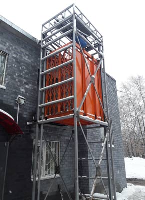 Для магазина в городе Киров установлен грузовой подъемник с самонесущей шахтой