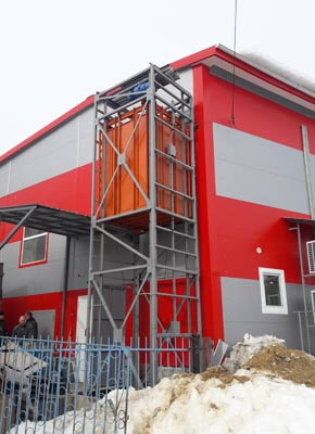 Грузовой подъемник с самонесущей шахтой уставновлен в Омутнинске